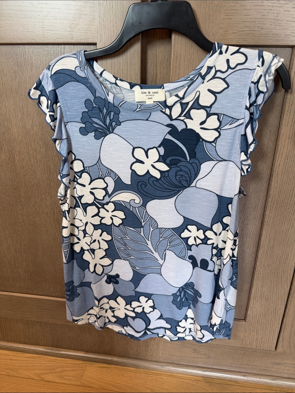 Kim & Cami fun flutter sleeveless top size small